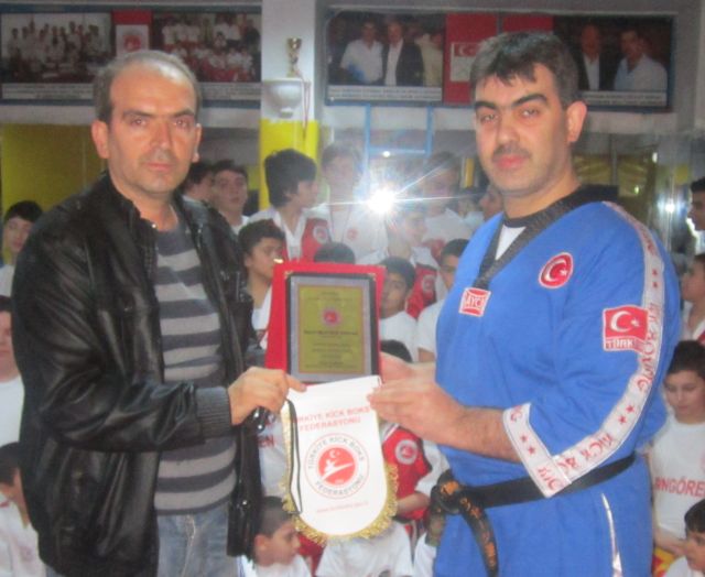 Kickboks Federasyonundan Gazetemize Plaket